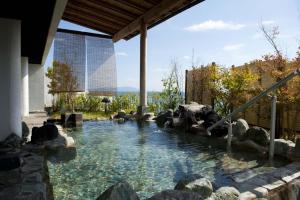 une piscine d'eau en face d'un bâtiment dans l'établissement Hotel Katara Resort & Spa, à Higashiizu 31 autres photos