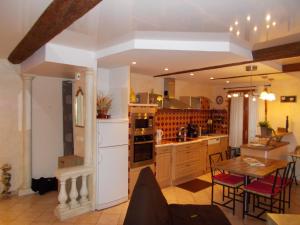 een keuken en eetkamer met een tafel en een aanrecht bij Le Campanin in Menton