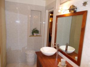 een badkamer met een wastafel en een spiegel bij Le Campanin in Menton +16 foto's