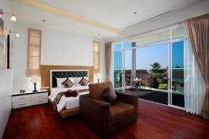 A seating area at Kata Sea View Villas