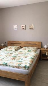 ein Schlafzimmer mit einem Bett mit einer Bettdecke darauf in der Unterkunft Weingut und Gästehaus Wolfgang Beth in Kinheim