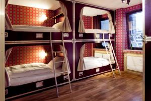a bedroom with two bunk beds and a television at Hostel die Wohngemeinschaft in Cologne
