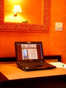 een laptop op een bureau bij Hôtel Beaunier in Parijs