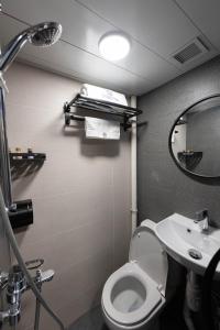Studio Stay في هونغ كونغ: حمام صغير مع مرحاض ومغسلة