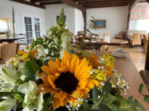 ein Blumenstrauß auf einem Tisch in der Unterkunft Hotel Wünschmann in Westerland