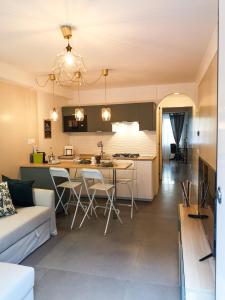 アンツィオにあるLa CasAffittiera Apartments Groupのリビングルーム、キッチン(テーブル、椅子付)