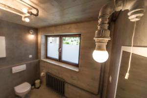 łazienka z toaletą, oknem i światłem w obiekcie RETRO HOUSE w Sztutowie +37 zdjęć