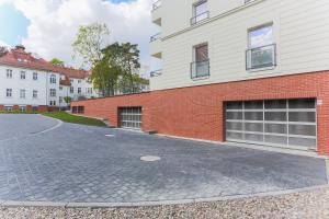 an empty driveway in front of a brick building at Apartamenty Świnoujście - Wyspiańskiego 34e in Świnoujście