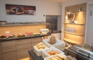 Η κουζίνα ή μικρή κουζίνα στο Landgasthof-Hotel Zur Linde