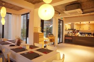 a dining room with a table and a kitchen at Yangshuo Serene Cove Hotel in Yangshuo