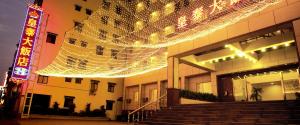 un edificio con un montón de luces colgando de él en Huang Tai Hotel en Jiaoxi