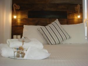 um quarto com uma cama com toalhas em Ammos Luxury Studios em Aliki