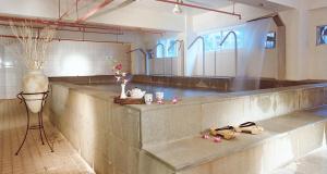 un bagno con un grande bancone decorato con fiori di Huang Tai Hotel a Jiaoxi