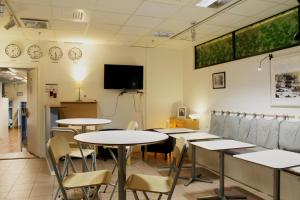 ストックホルムにあるKlara Hostel Stockholmのダイニングルーム(テーブル、椅子、薄型テレビ付)