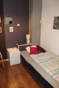 ストックホルムにあるKlara Hostel Stockholmの小さなベッドルーム(ベッド1台、ナイトスタンド付)