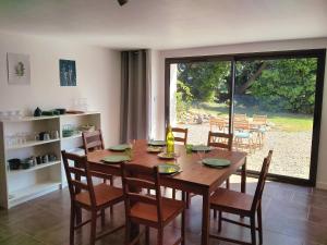 comedor con mesa de madera y sillas en "Au Jas" Agréable logement en Drôme provençale, en Montségur-sur-Lauzon