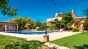 willa z basenem i domem w obiekcie Finca SON PERIS by Mallorca Villa Selection w mieście Felanitx