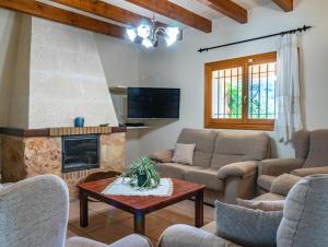 salon z kanapami i kominkiem w obiekcie Finca SON PERIS by Mallorca Villa Selection w mieście Felanitx