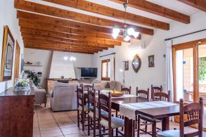 jadalnia i salon ze stołem i krzesłami w obiekcie Finca SON PERIS by Mallorca Villa Selection w mieście Felanitx