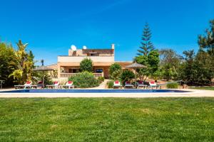 dom z trawnikiem przed budynkiem w obiekcie Finca SON PERIS by Mallorca Villa Selection w mieście Felanitx