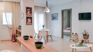 TV a/nebo společenská místnost v ubytování Helianthos Villa - Apartment No4