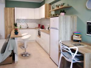 Kuchyň nebo kuchyňský kout v ubytování Helianthos Villa - Apartment No4