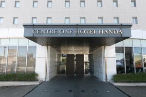 un edificio con un letrero que lee el centro de un hotel harida en Center One Hotel Handa, en Handa