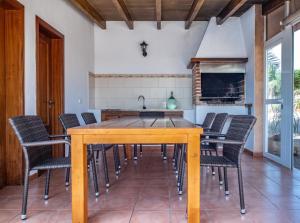 TV a/nebo společenská místnost v ubytování Finca ANGOIXES by Mallorca Villa Selection