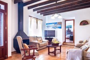 TV a/nebo společenská místnost v ubytování Finca ANGOIXES by Mallorca Villa Selection
