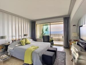 Ένα ή περισσότερα κρεβάτια σε δωμάτιο στο FRGK "Semiramis Prestige vue mer & piscine" +34 φωτογραφίες