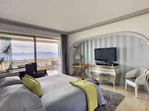 Μια τηλεόραση ή/και κέντρο ψυχαγωγίας στο FRGK "Semiramis Prestige vue mer & piscine"