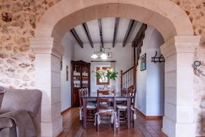 an archway in a dining room with a table and chairs at Angoixes in Santanyi