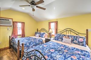 a bedroom with two beds and a ceiling fan at Pleasant Mount Studio with Pool Access, Near Skiing! in Pleasant Mount