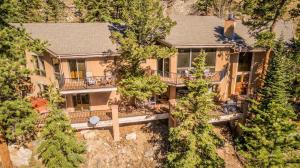 - une vue aérienne sur une maison sur une falaise dans l'établissement Cedar Lower Condominium 2 Bedroom condo, à Estes Park