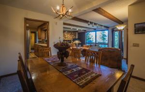 une salle à manger et un salon avec une table et des chaises dans l'établissement Cedar Lower Condominium 2 Bedroom condo, à Estes Park