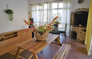 Sala de estar con mesa y cesta de flores en Villa Suria en Lloret de Mar