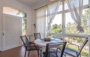 jadalnia ze stołem i krzesłami oraz dużym oknem w obiekcie Villa Suria w Lloret de Mar