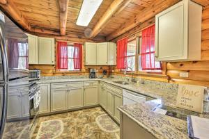 Una cocina o kitchenette en Secluded Pleasant Mount Cabin with Deck and Fireplace!