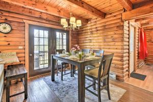 - une salle à manger avec une table et des chaises dans une cabine dans l'établissement Secluded Pleasant Mount Cabin with Deck and Fireplace!, à Pleasant Mount