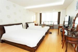 Tempat tidur dalam kamar di Incheon Airport Capsule Hotel No.1