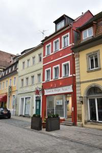 um grupo de edifícios numa rua da cidade em Ferienapartments Volkach em Volkach