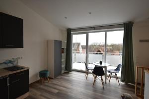 a kitchen and dining room with a table and chairs at Ferienapartments Volkach in Volkach