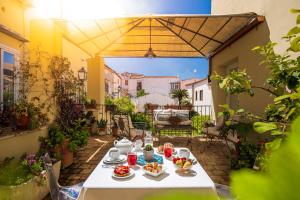 una mesa con comida en el patio en B&B Sant'Agostino en Palermo