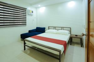 Un pat sau paturi într-o cameră la OYO 645 Ljenj Apartelle