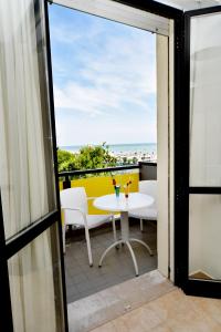 A balcony or terrace at Hotel Mimosa