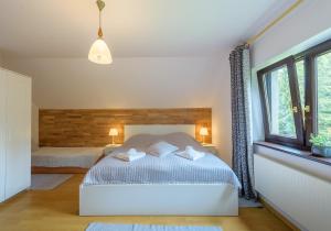 En eller flere senge i et værelse på Apartament Biały Domek - 5D Apartamenty