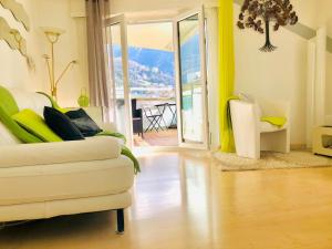 - un salon avec un canapé et une vue sur l'océan dans l'établissement 13 Family central modern app with Lake View, à Montreux