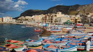 un gruppo di barche sulla spiaggia di Aspra al delfino blu a Bagheria