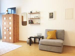 sala de estar con silla y mesa auxiliar en Römerburg Apartments Burgstraße, en Boppard