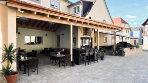 eine Terrasse eines Restaurants mit Tischen und Stühlen in der Unterkunft Hotel Engel in Kappel-Grafenhausen